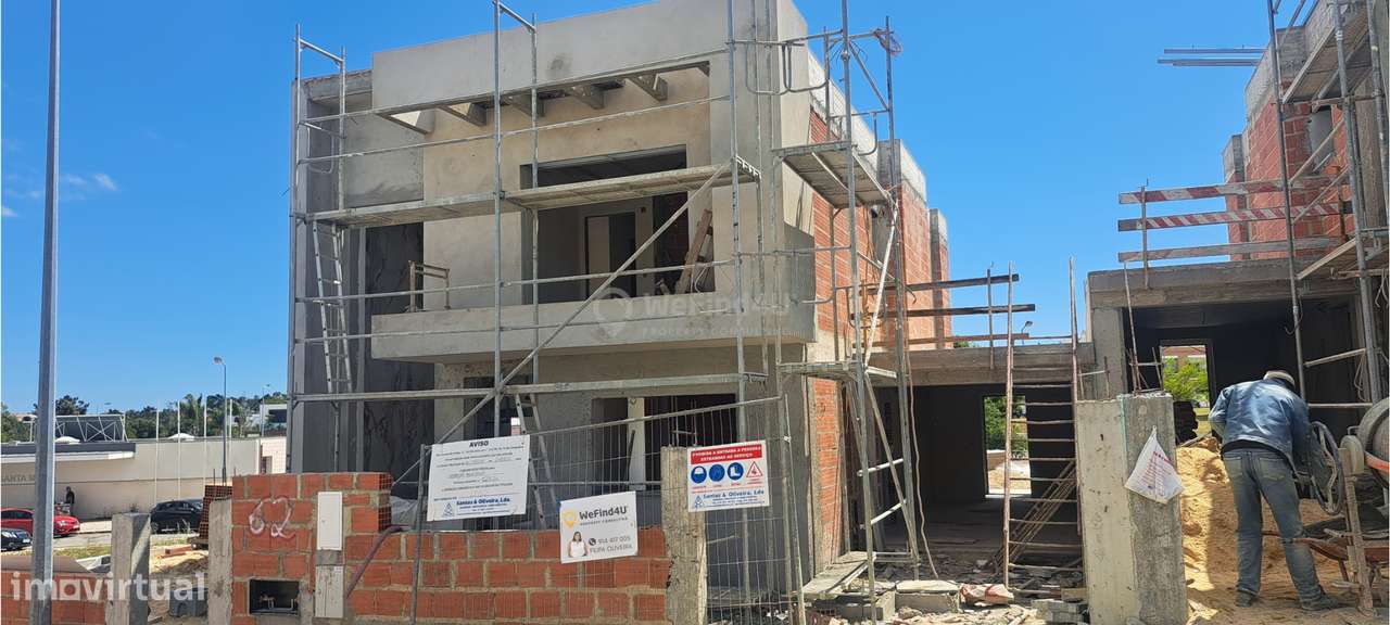 Última oportunidade! Moradia T4 nova com piscina, jardim e ótima expos - Grande imagem: 3/13