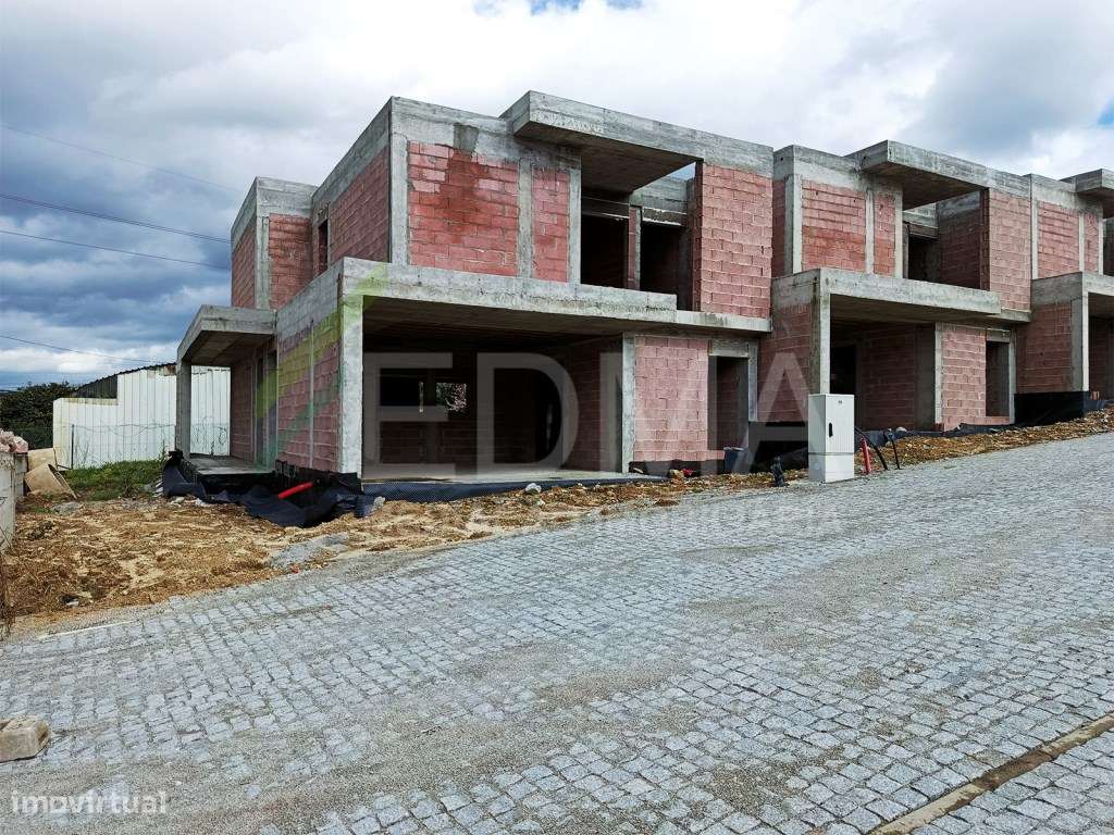 Moradias em Banda e e Gaveto Vale São Martinho-15