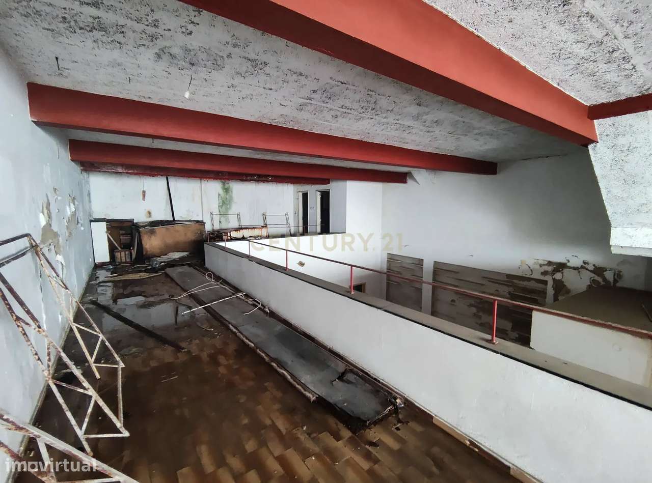 Prédio de 3 pisos de uso misto, zona ribeirinha, zona ARU.-25