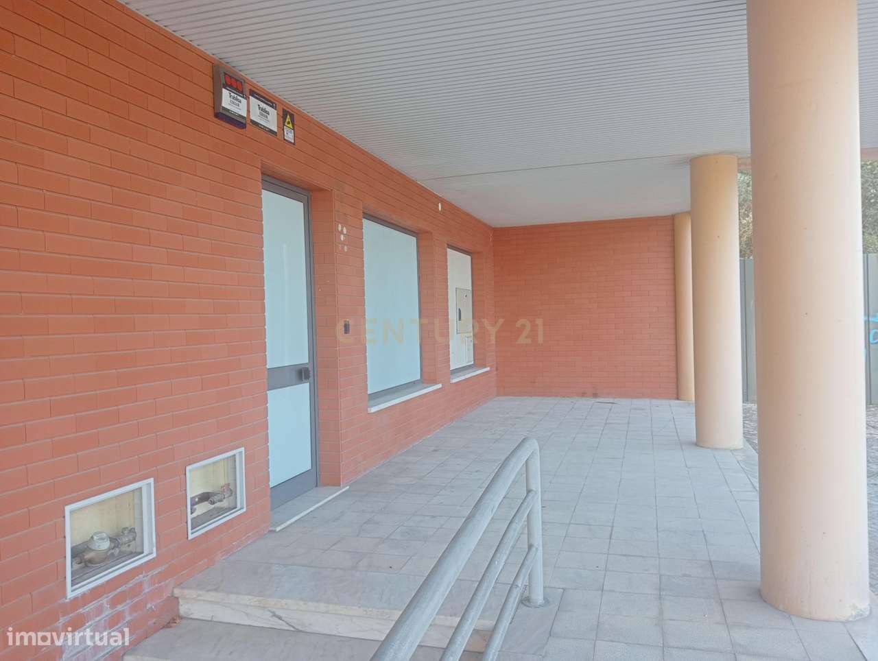 Loja com rendimento garantido a longo prazo e boa localização em Torre-5