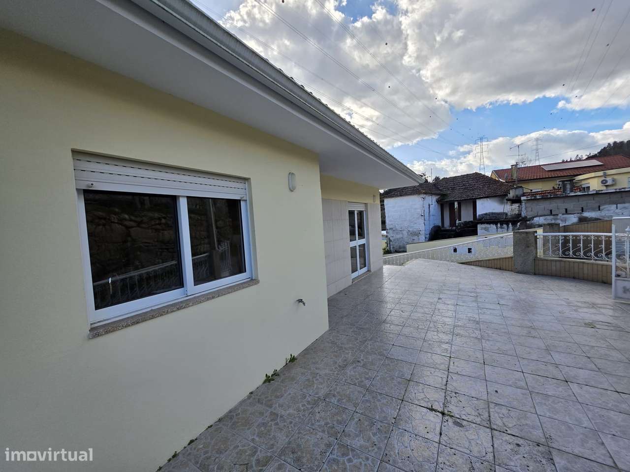 Moradia T2 com terraço e garagem nos subúrbios-15