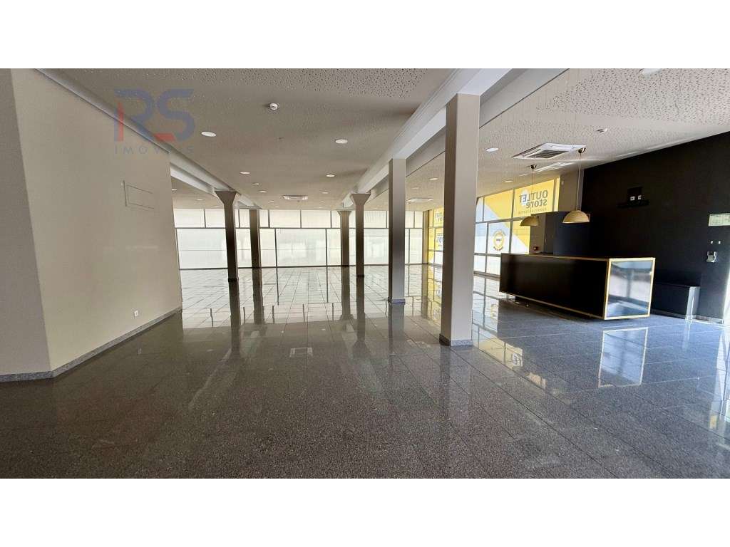 Loja de 4 frentes Porto Egas Moniz-11