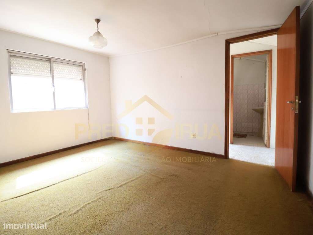 EXCELENTE MORADIA TERREA COM TERRENO E ANEXOS ARCOZELO-10