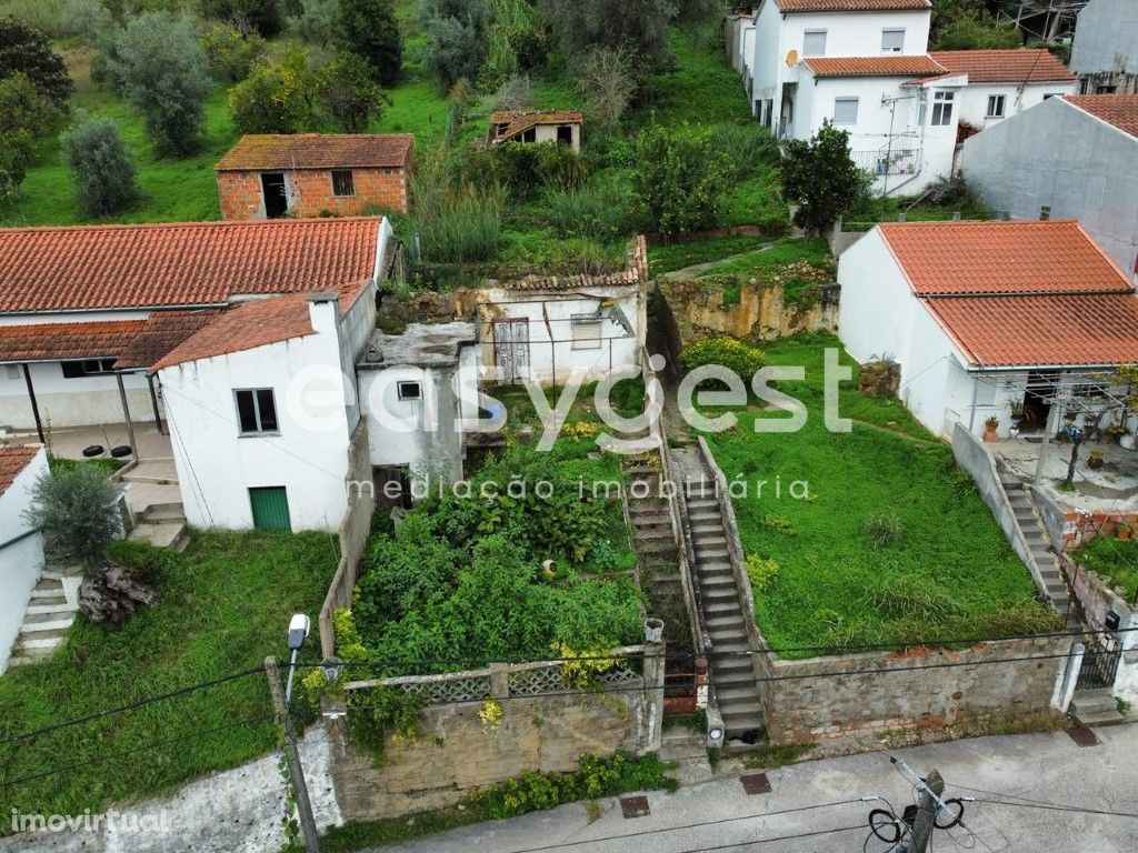 Moradia em ruinas em terreno de 743m2 dentro da cidade de...