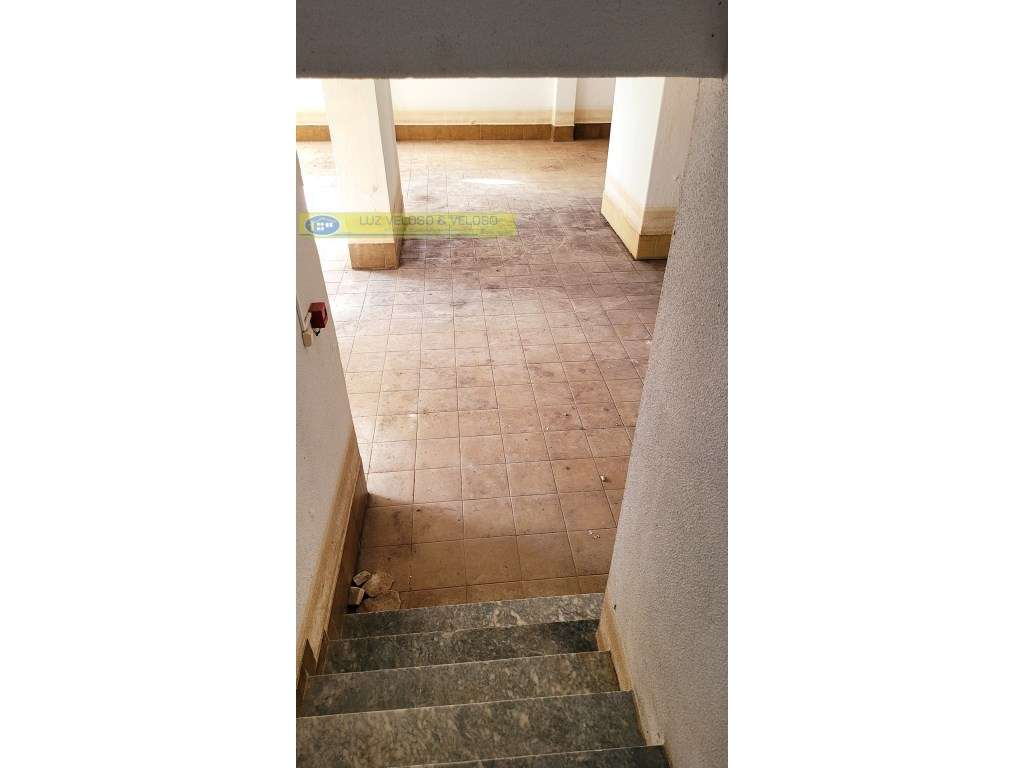 Loja de 38,27 m2 com cave de 300,00 m2. Alto do Seixalinho, Barreiro.-12