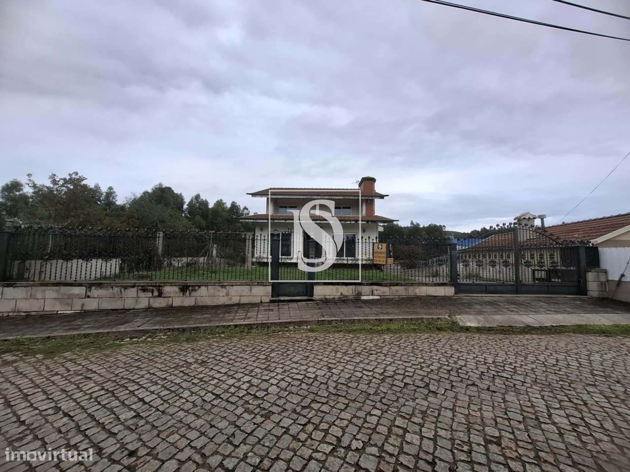 Moradia T4 de três pisos inserido num terreno com 1188m2. Exclente pot-27