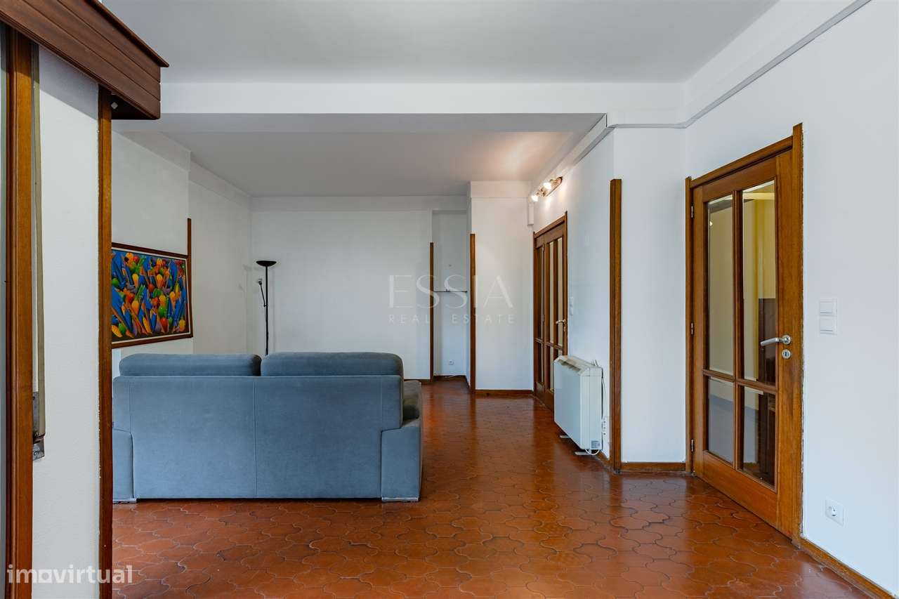 Apartamento T4 com Garagem Box entre o Marquês e Praça Sá Carneiro-10