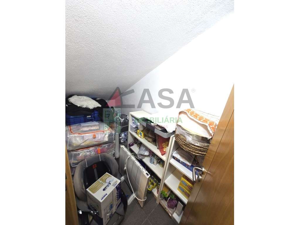 Moradia T4 com Terraço e Vista Desafogada em Loures-57