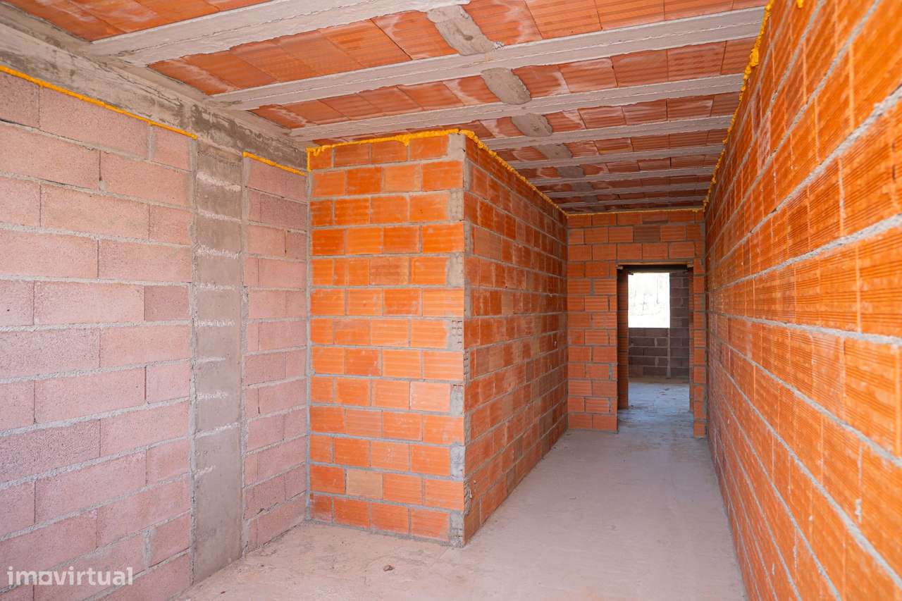 Moradia T3 por terminar em Cabanelas|Elevado potencial de investimento-8