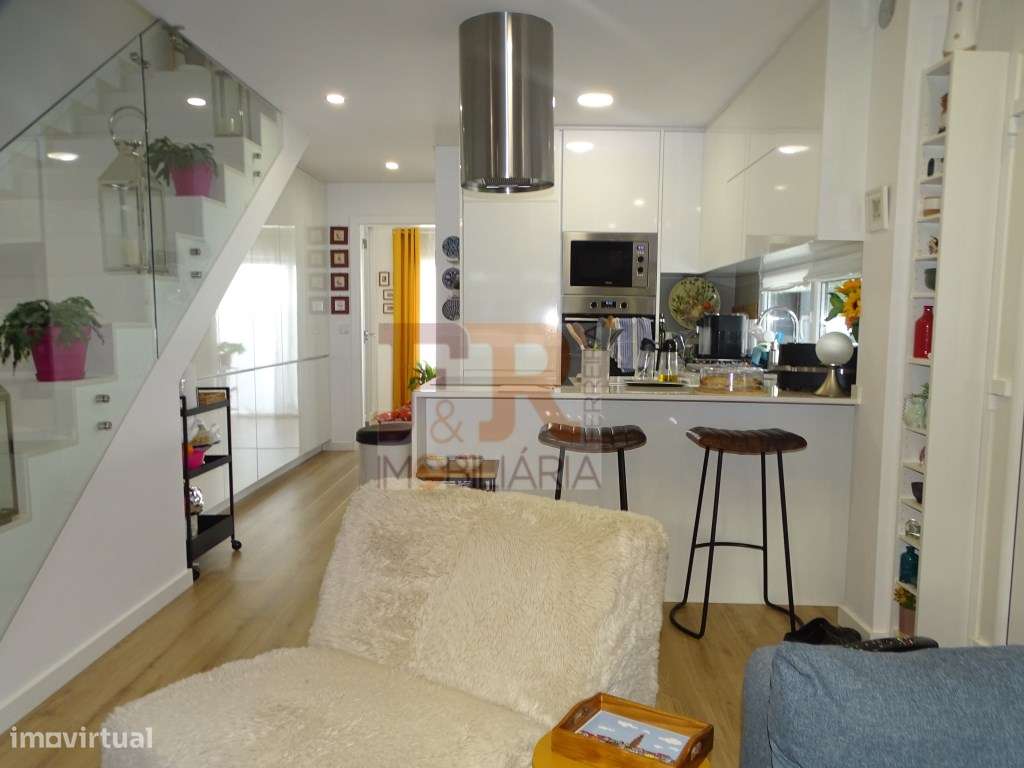 Semi-Nova Geminada Duplex T3 com Piscina Fernão Ferro-27