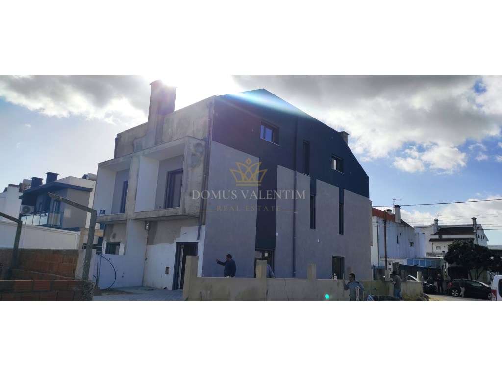 MORADIA GEMINADA -TRIPLEX T4 COM 3 WC
FERNÃO FERRO - Grande imagem: 2/3