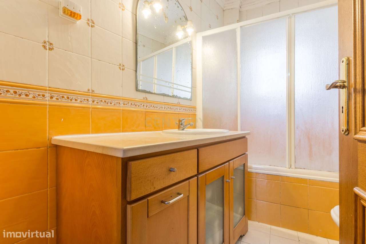 Moderno T3 no Barreiro com Luz Natural e Localização Central-6
