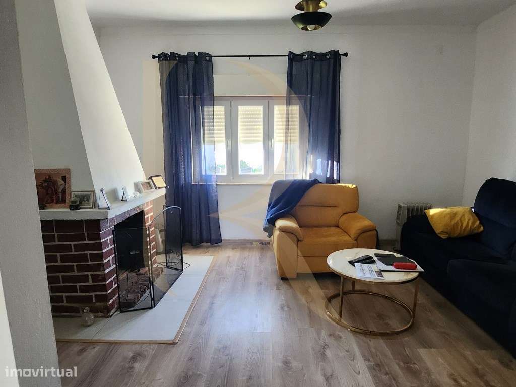 Moradia T3 transformada em T2 com Garagem, inserida num terreno de ...-14