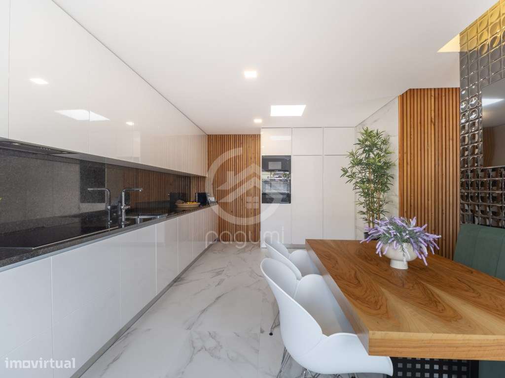 Moradia Contemporânea | 1.470 m² | A 1 Minuto da A4-11