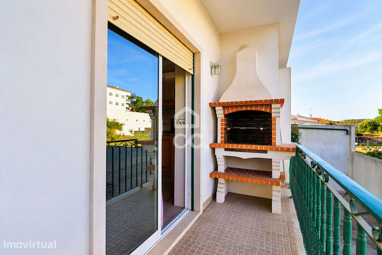 Apartamento T3 com garagem, arrumo e churrasqueira no centro do Avelar-15