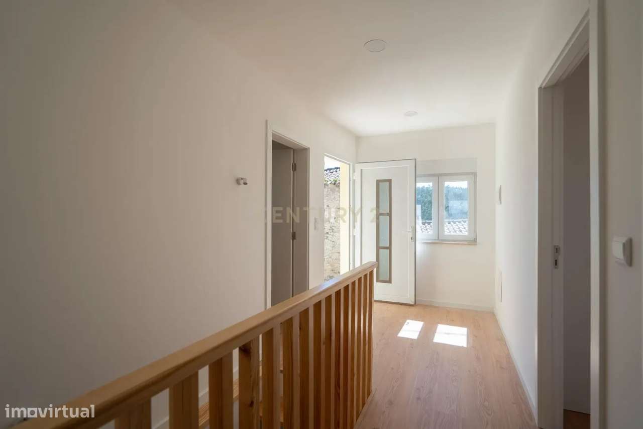 Moradia T3 de dois pisos com terreno totalmente renovada a cinco minut-16