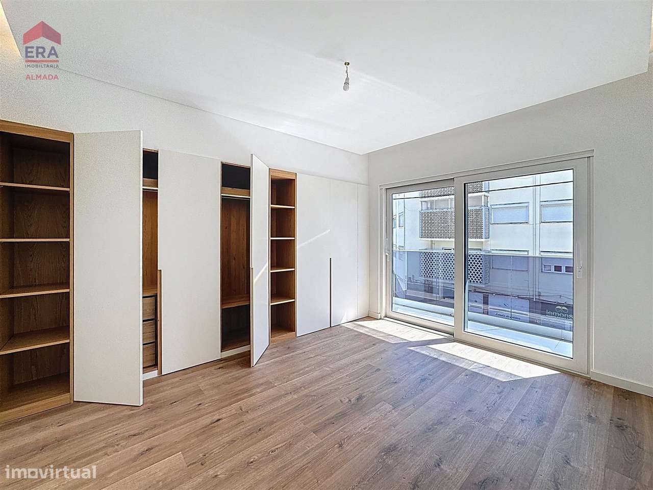 Nova Moradia em Almada , 5 suites, garagem e jardim-29