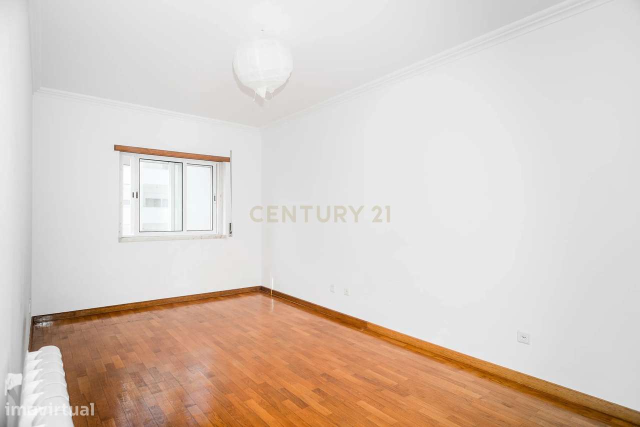 Duplex T3+3 com Vista Mar e Garagem Box – junto à praia e à A5-18