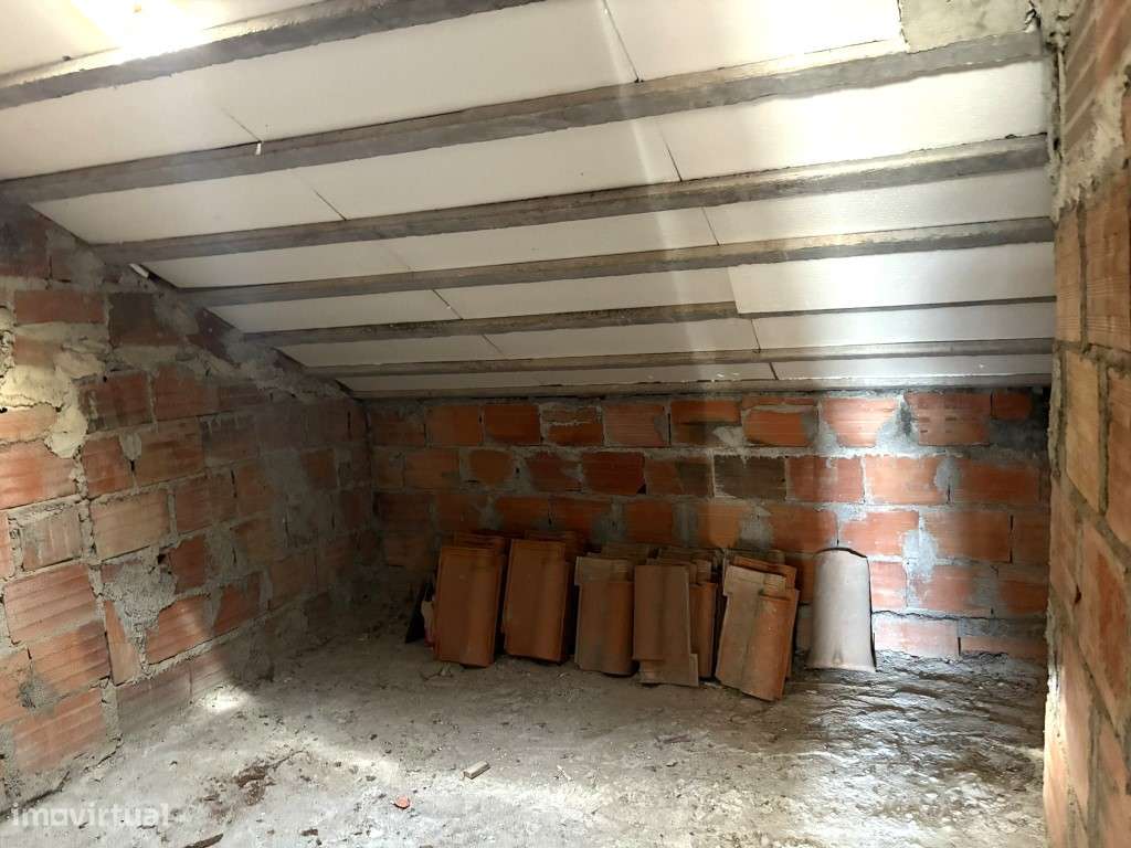 MORADIA PARA RECONSTRUÇÃO - GRANDE POTENCIAL DE VALORIZAÇÃO

Rua ...-40