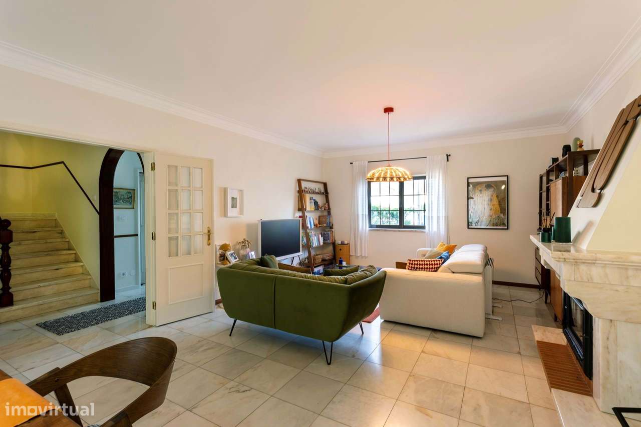 Moradia remodelada com jardim, garagem e vista desafogada, Algueirão,-21