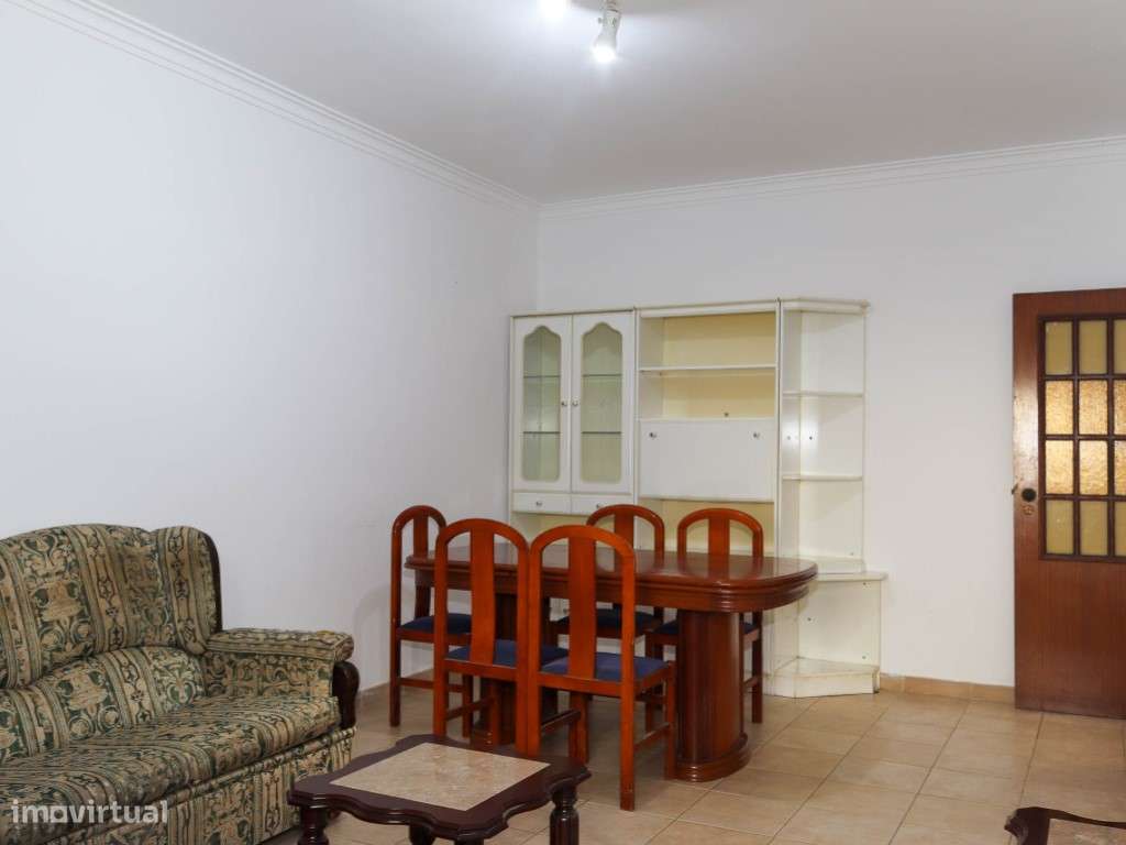 Apartamento T2 no Centro de Faro Ideal para renovar-5