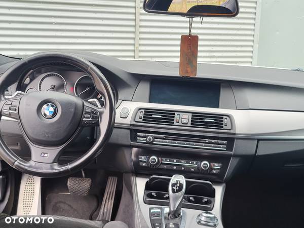 BMW Seria 5 525d xDrive - 13