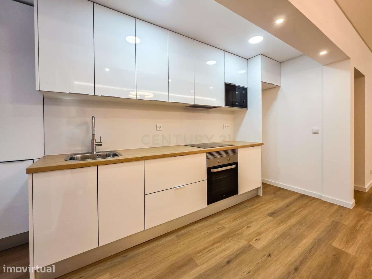 Apartamento Renovado em Setúbal com Vista para a Cidade-3