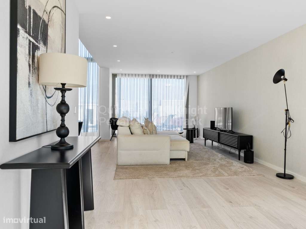 Moradia T4 com jardim e piscina em Fontanelas, Sintra - Grande imagem: 4/25