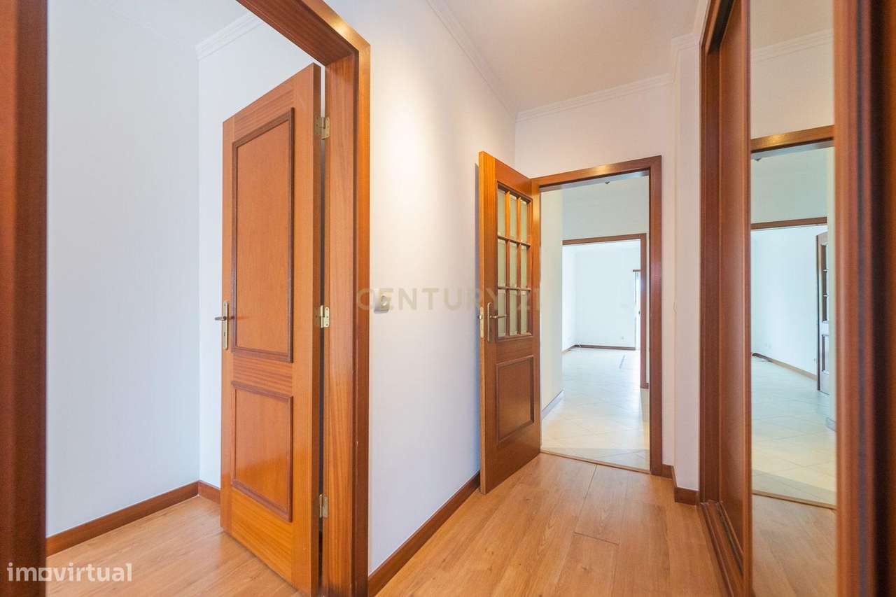 Excelente apartamento T2 com parqueamento em Rio de Mouro-31