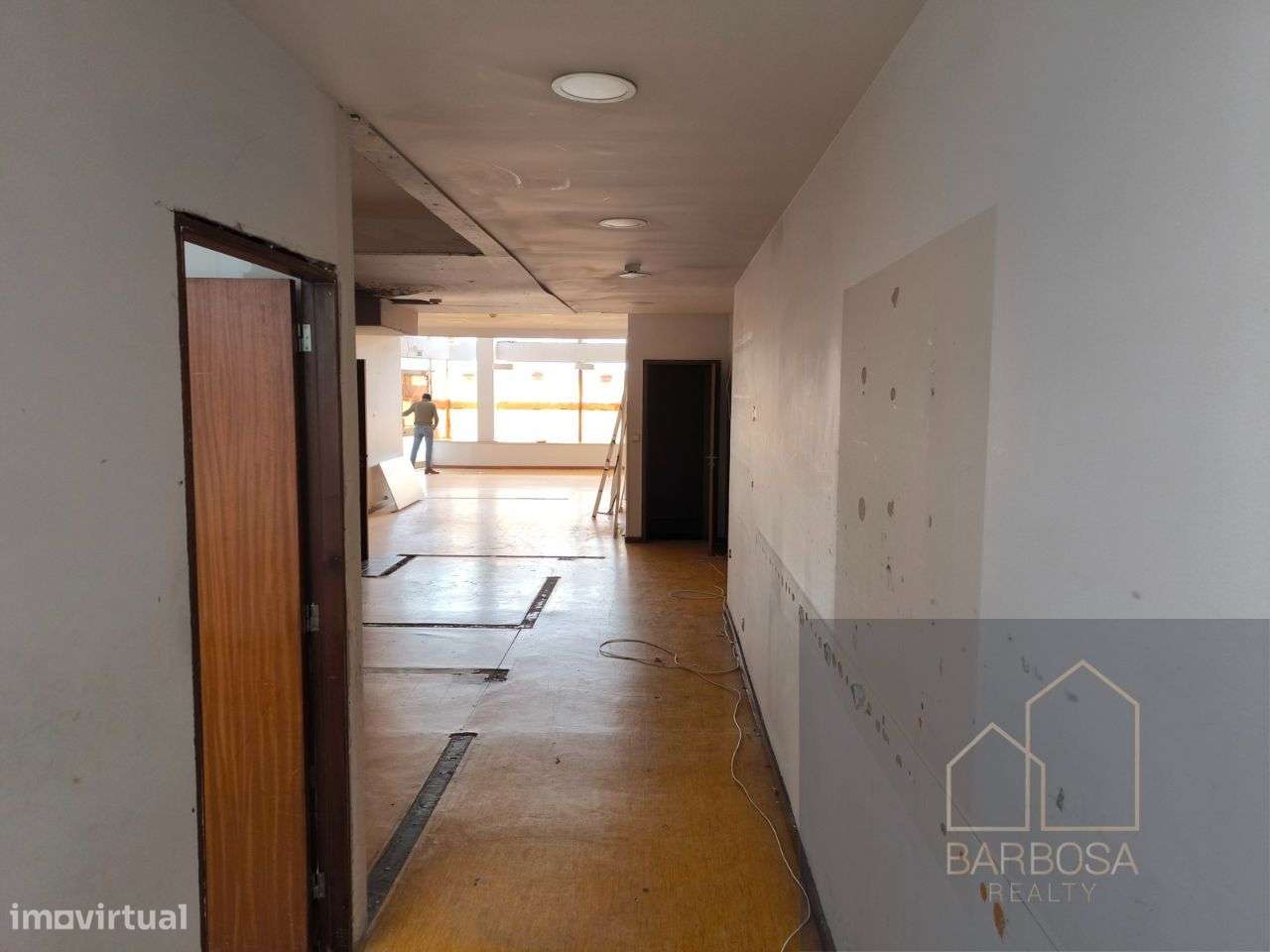 Loja de rua c/ 2 pisos, 3 WCs, 227m2 - zona movimentada Porto-8