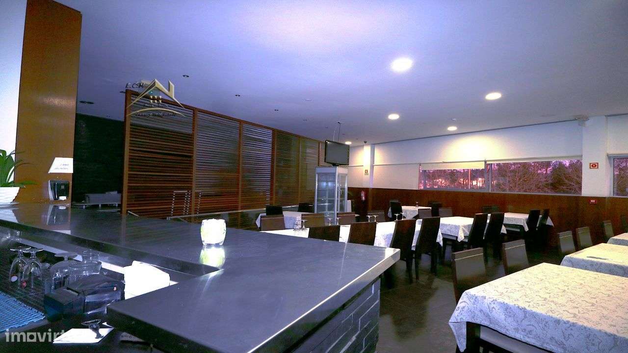 Restaurante "Castelo da Maia" Localizado em Zona Industrial,-37