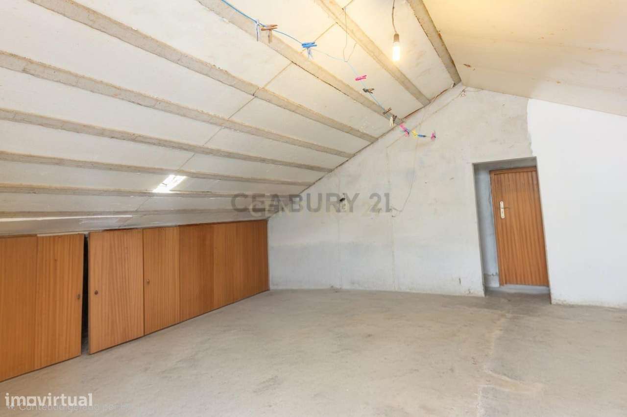Quinta do Conde - Moradia Isolada de 3 assoalhadas para remodelação, c-12