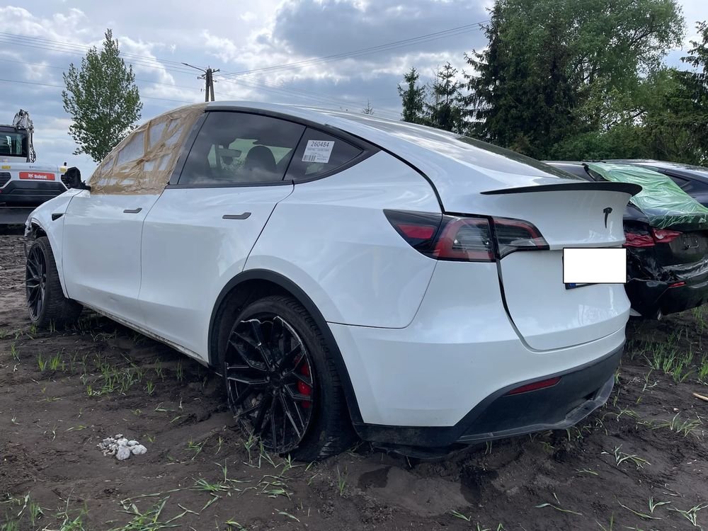 Tesla Model y 2024