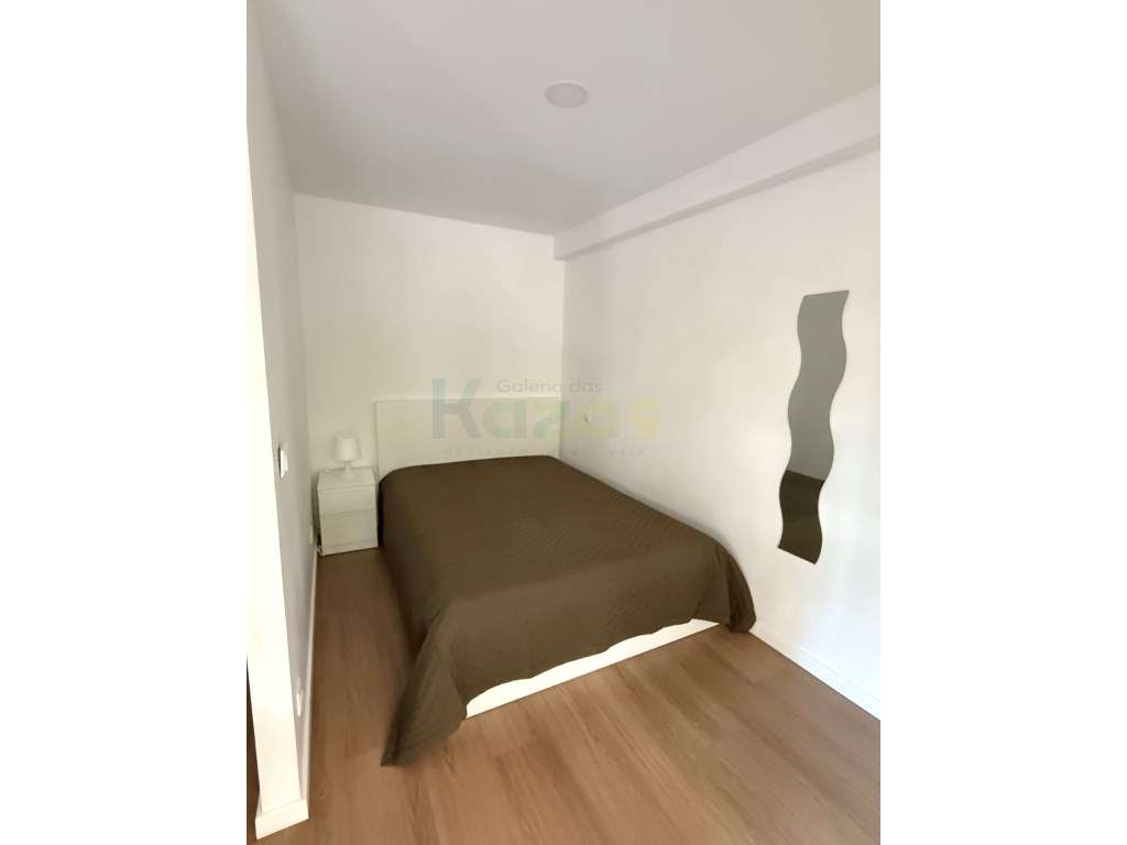 Escritório adaptado para T0 - Garagem - Av. Marquês de Pombal - Leiria-7