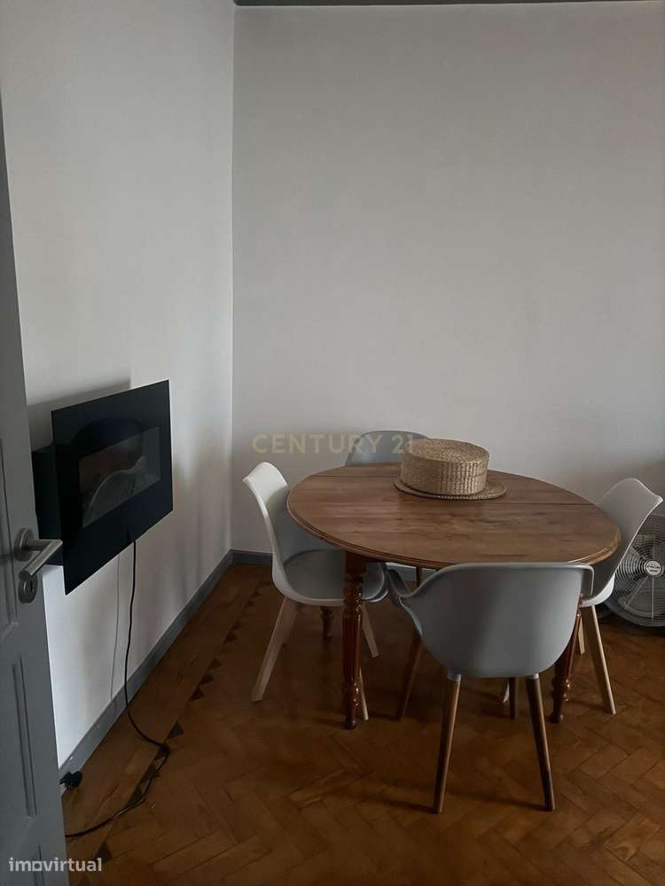 T2 Semi-Remodelado na Cova da Piedade - Excelente Localização!-13