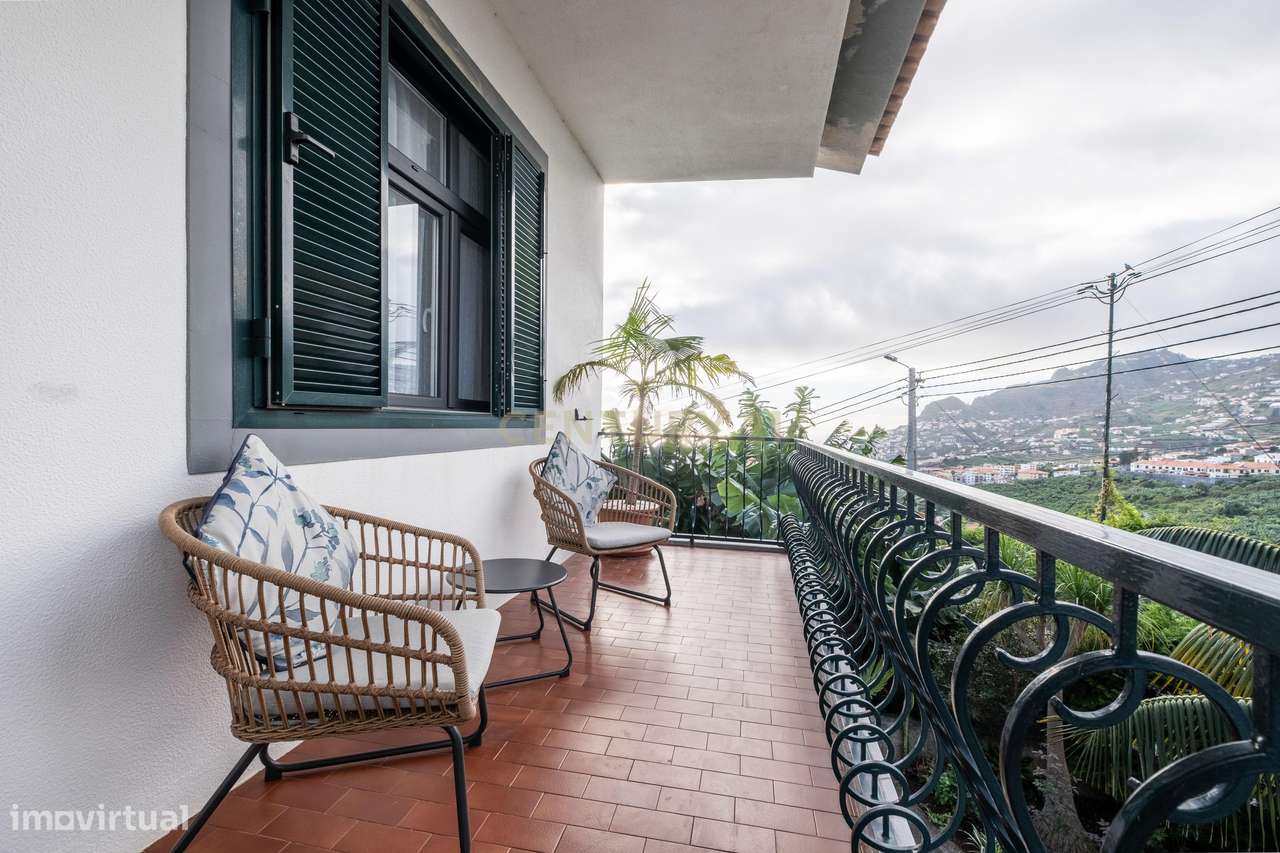 Moradia T2 Remodelada em Câmara de Lobos com Vista para o Pôr do Sol-18