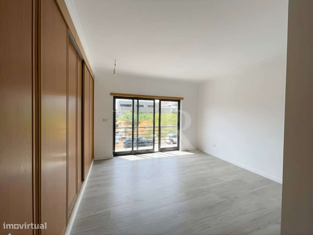 Moradia T5 com varandas, jardim e garagem no Feijó, Almada-21