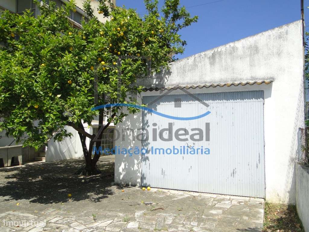 MORADIA COM 2 PISOS , OITO DIVISÕES, GARAGEM E LOGRADOURO - LOCALIZ...-22