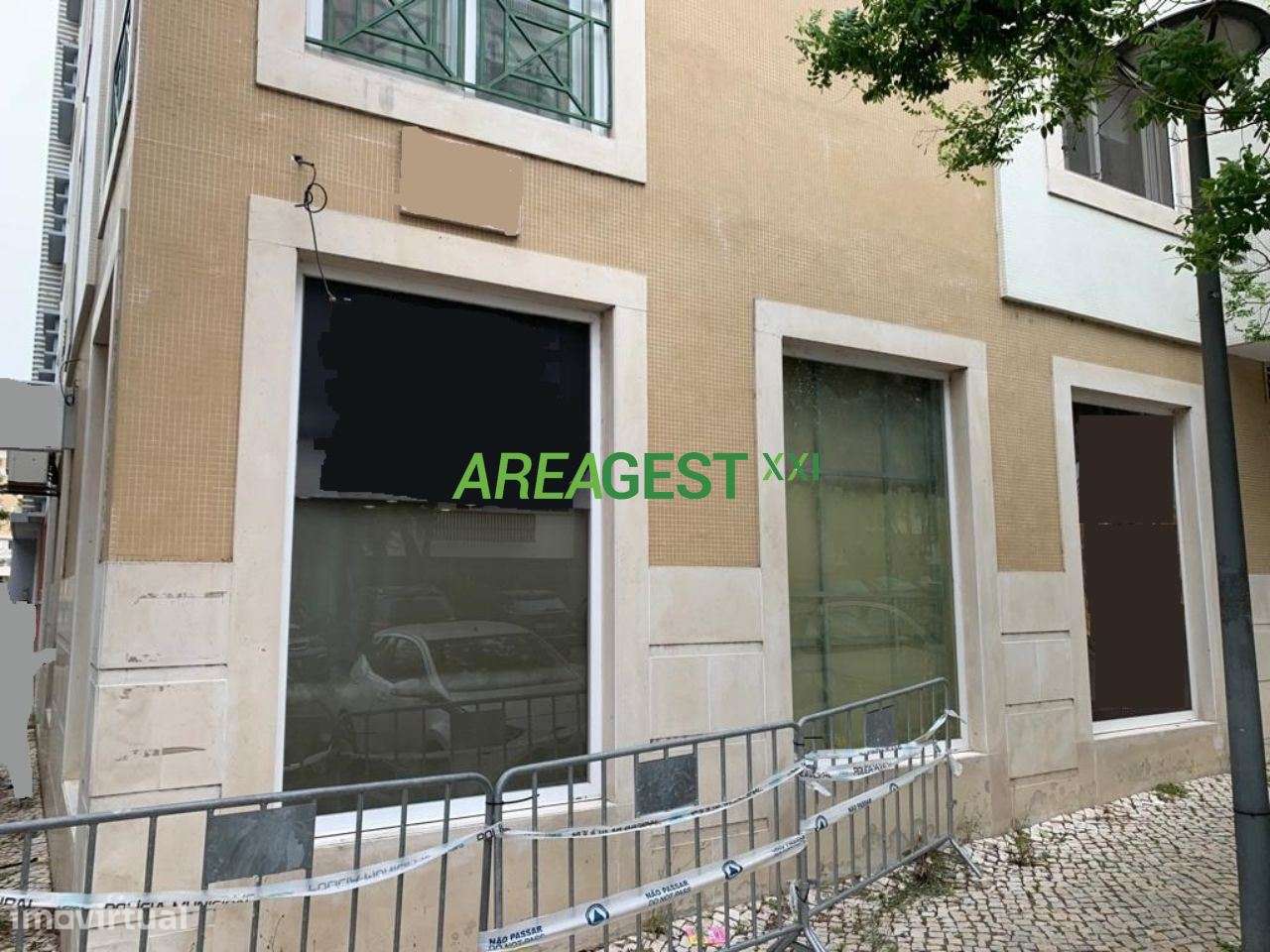 Loja para venda com rendimento, nas Laranjeiras, em Lisboa-11