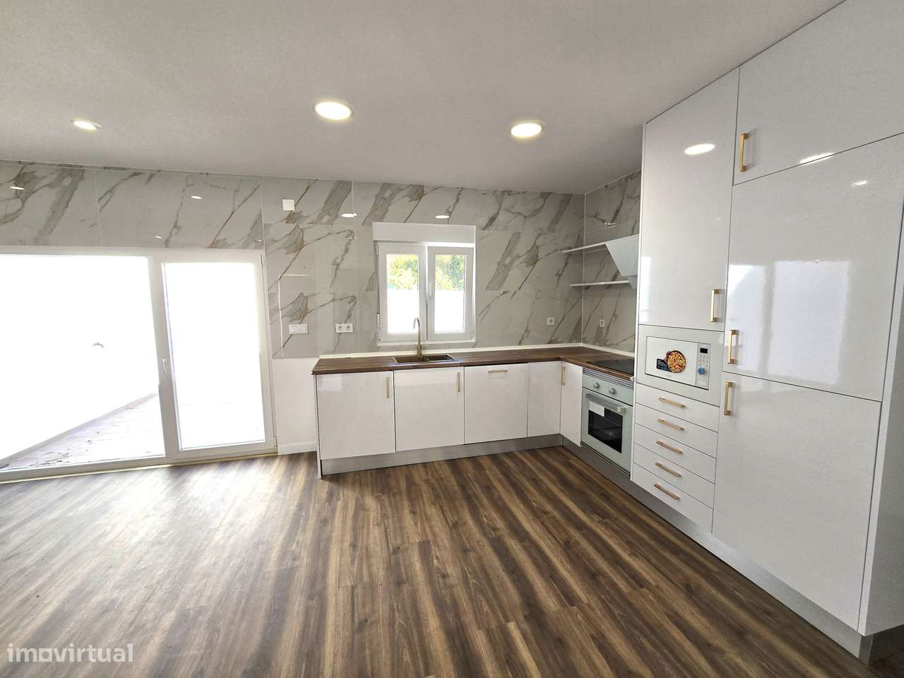 Fantástica Moradia T2 Totalmente Renovada, Independente em Setúbal-17