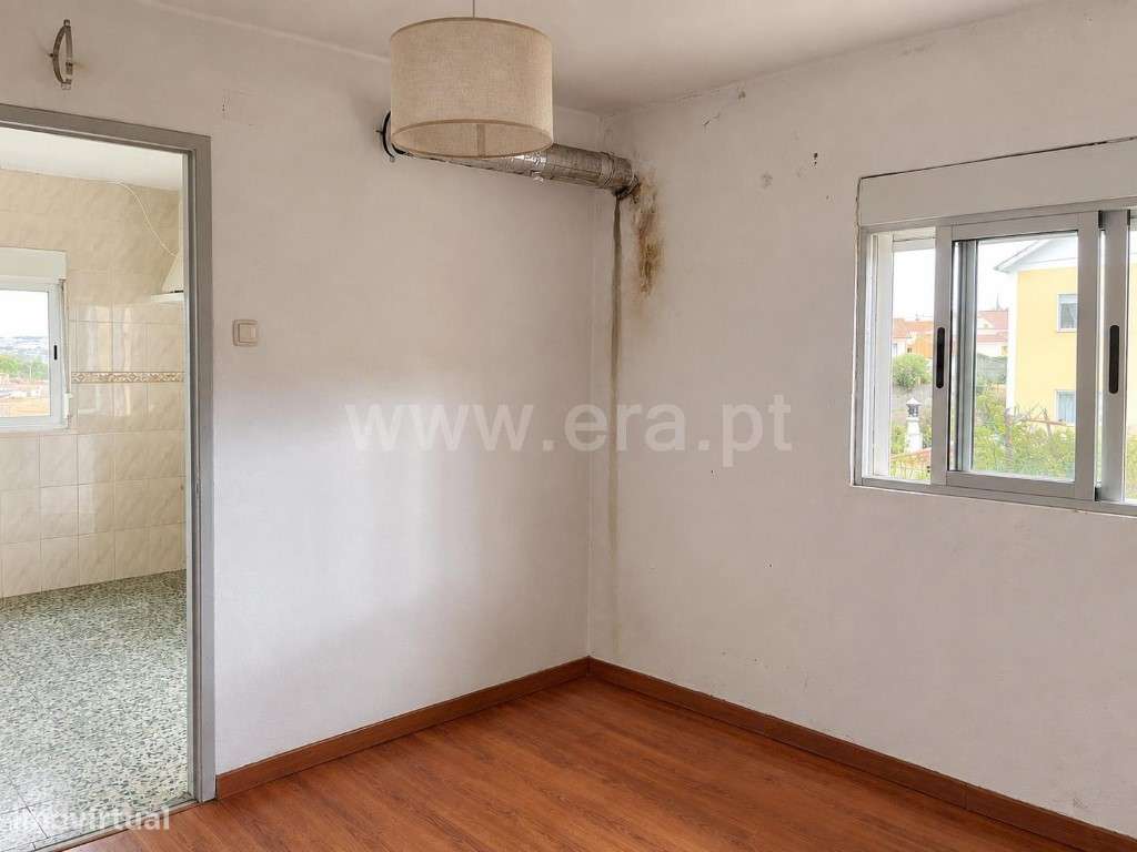 Apartamento T1+1 para reabilitação total no Sobral-5