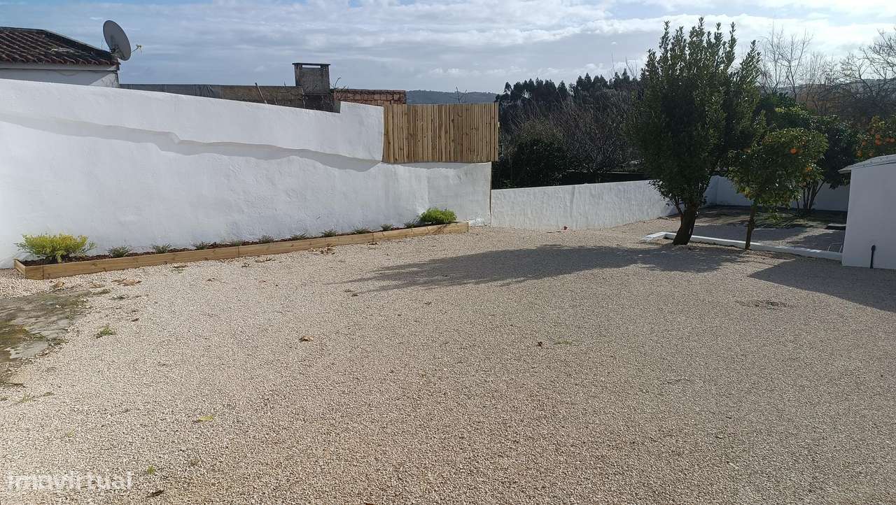 Propriedade com duas moradias e anexo, T3 em lote de 500m2 - Grande imagem: 5/27