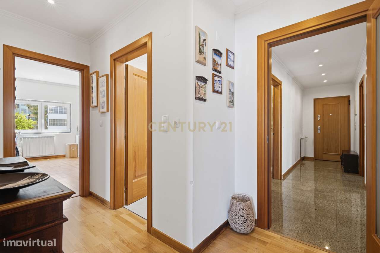 Elegante Apartamento T3 no Estoril com Box Fechada para 3 carros a pou-18