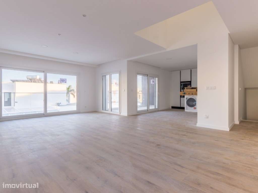 Moradia T4 com Piscina em Zona Nobre de Vale Milhaços - Grande imagem: 4/29