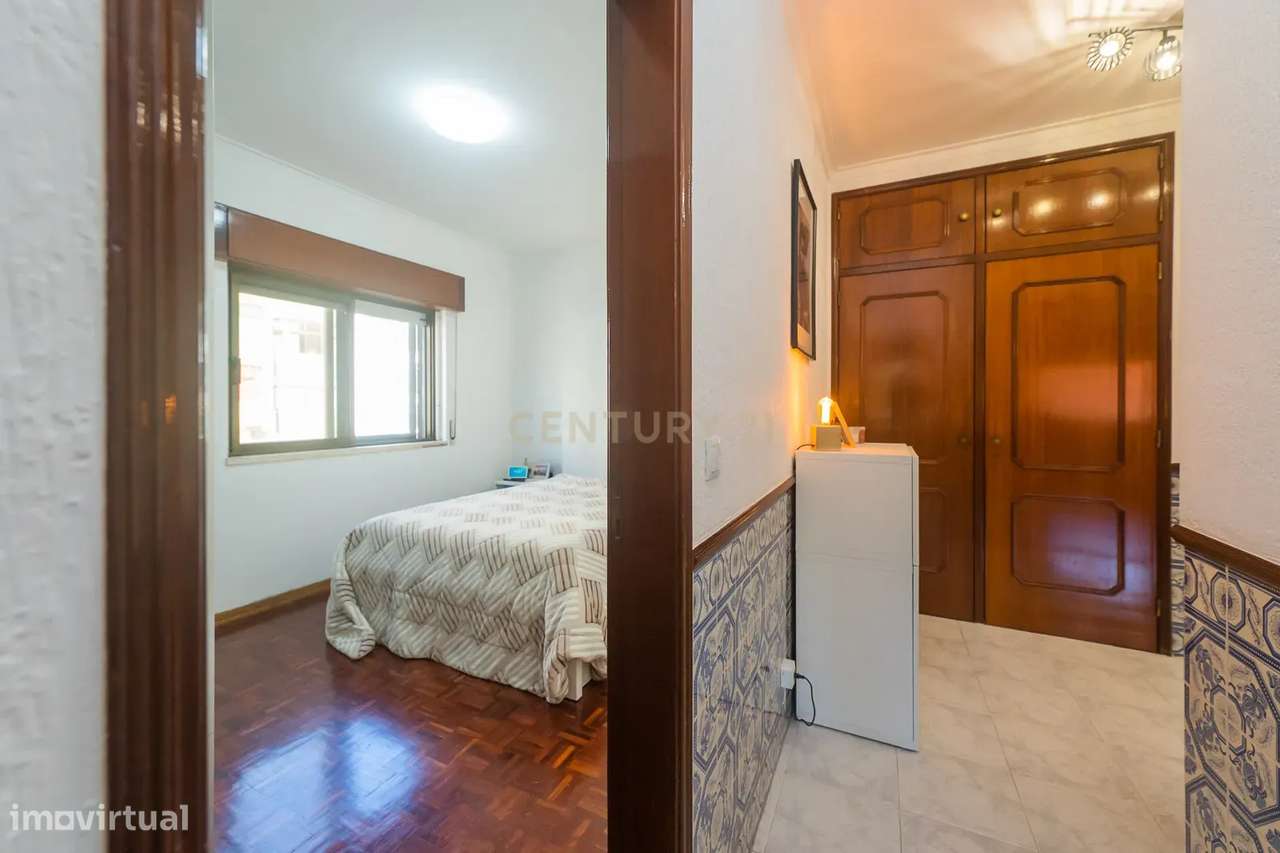 Apartamento T2 em bom estado, parcialmente remodelado-27