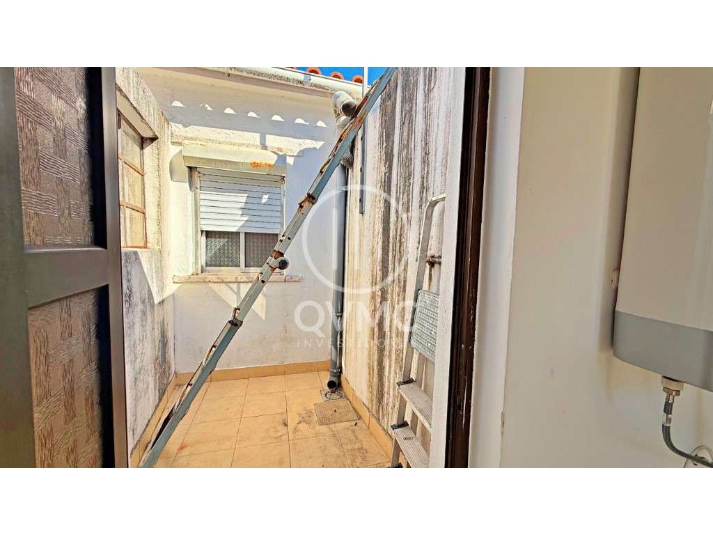 Moradia T2+1 em Mem Martins com logradouro-7