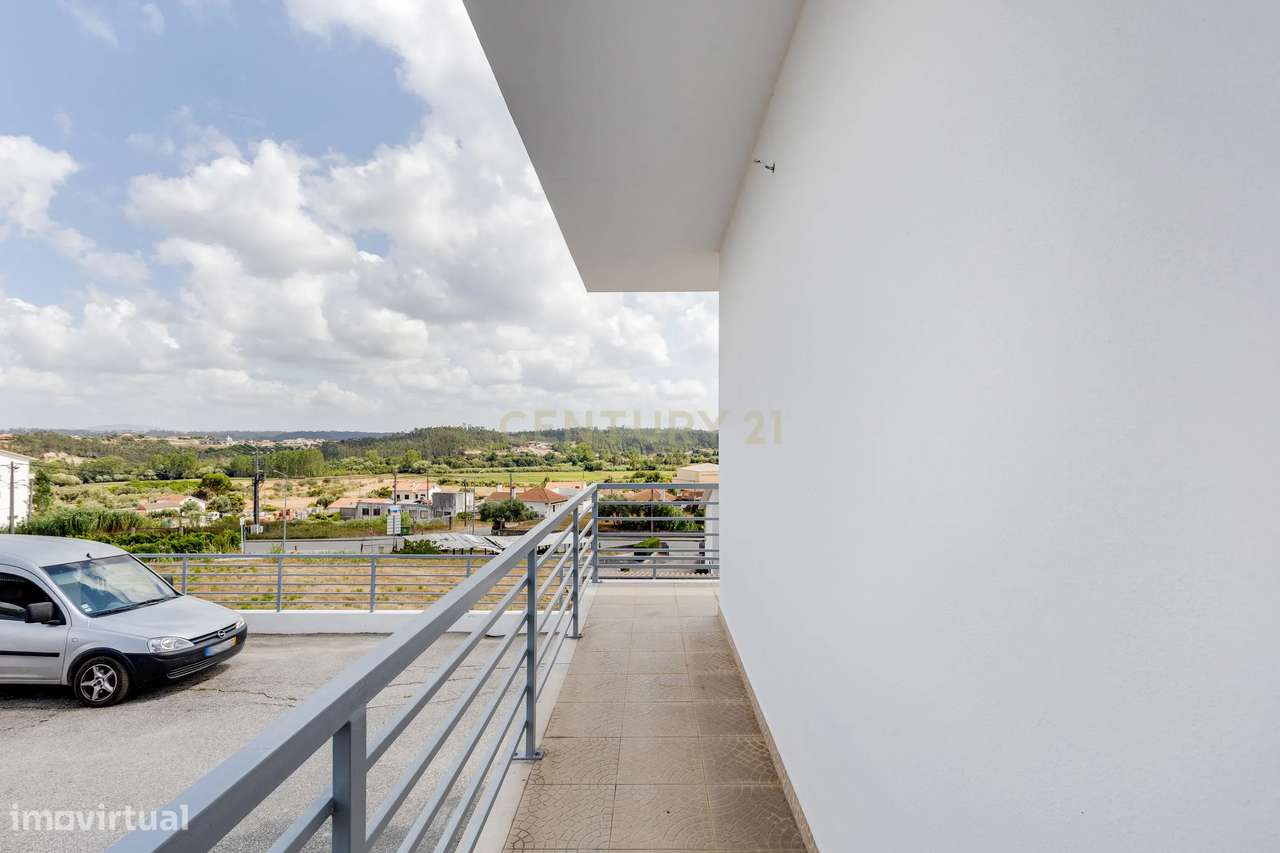 Apartamento T3 de Excelência com Terraço, Garagem Box, no Louriçal - P-28