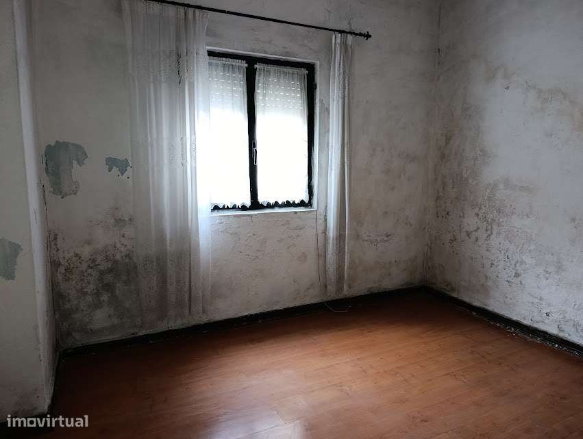 Moradia T3 geminada, com quintal, em Santa Clara, Coimbra-9