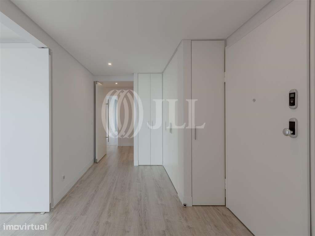 Apartamento T3 com varanda e garagem em Algés Oeiras-5