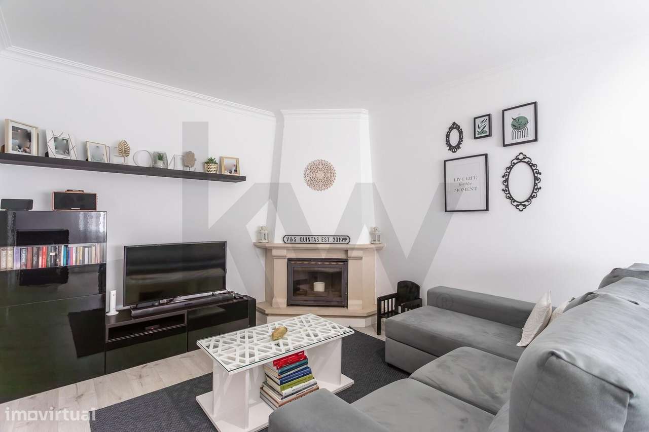 O Seu Novo Refúgio na Avenida de Fitares : T2 renovado e cheio de sol-0